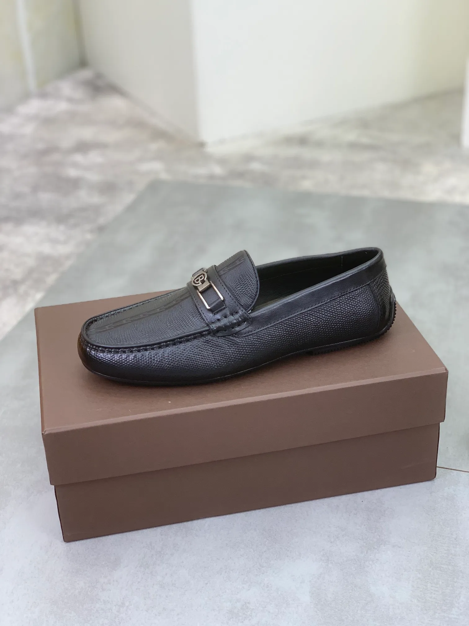 Men's men's shoes 💰p420 [New model] Water-dyed cow leather 💰High-quality business beanie shoes 💎💎💎 bottega veneta official website synchronizes the latest top version of bv in the market, accepts material comparison, shoe type comparison, process comparison, practical and textured, versatile and suitable for any occasion, the more you look at it, the more it tastes. Purely hand-woven craftsmanship - Upper material, ostrich pattern calfskin imported from Italy - High-quality water-dyed cowhide inside - Original private model customized outsole - Size: 39-44 (38 45 can be customized) Color: black or brown optional